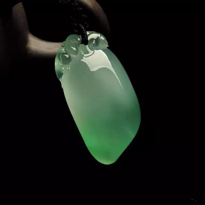 翡翠手镯：传统工艺与现代品味的结晶